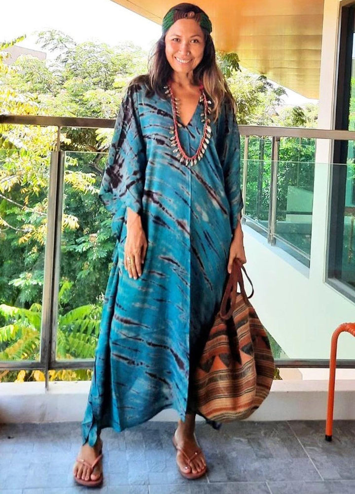 Dame Kaftan med tidløst batikmønster og elegant V-udskæring Stilla