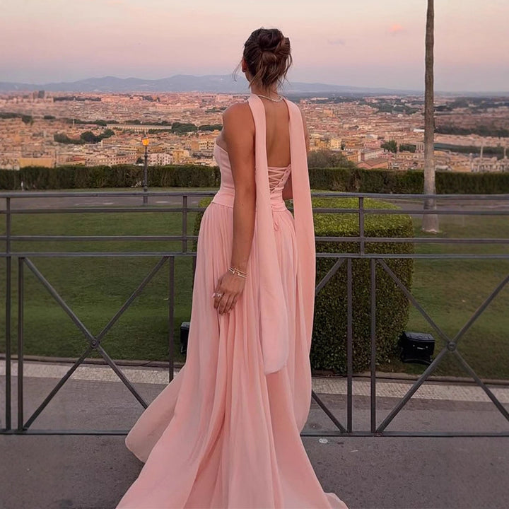 Dame skulderfri aftenkjole i flydende chiffon med elegant split Stilla