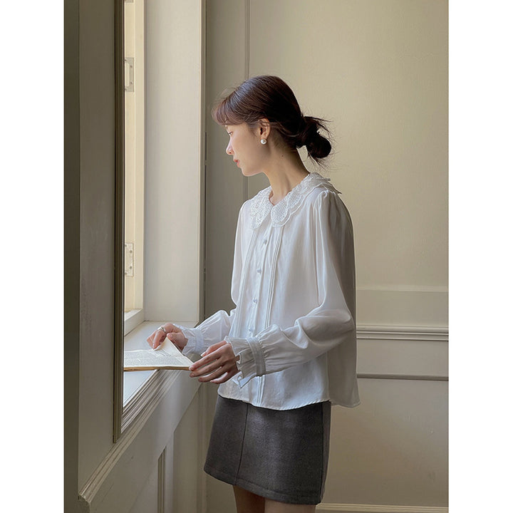 Damebluse med romantisk lacekrave og elegante flæseafslutninger Stilla