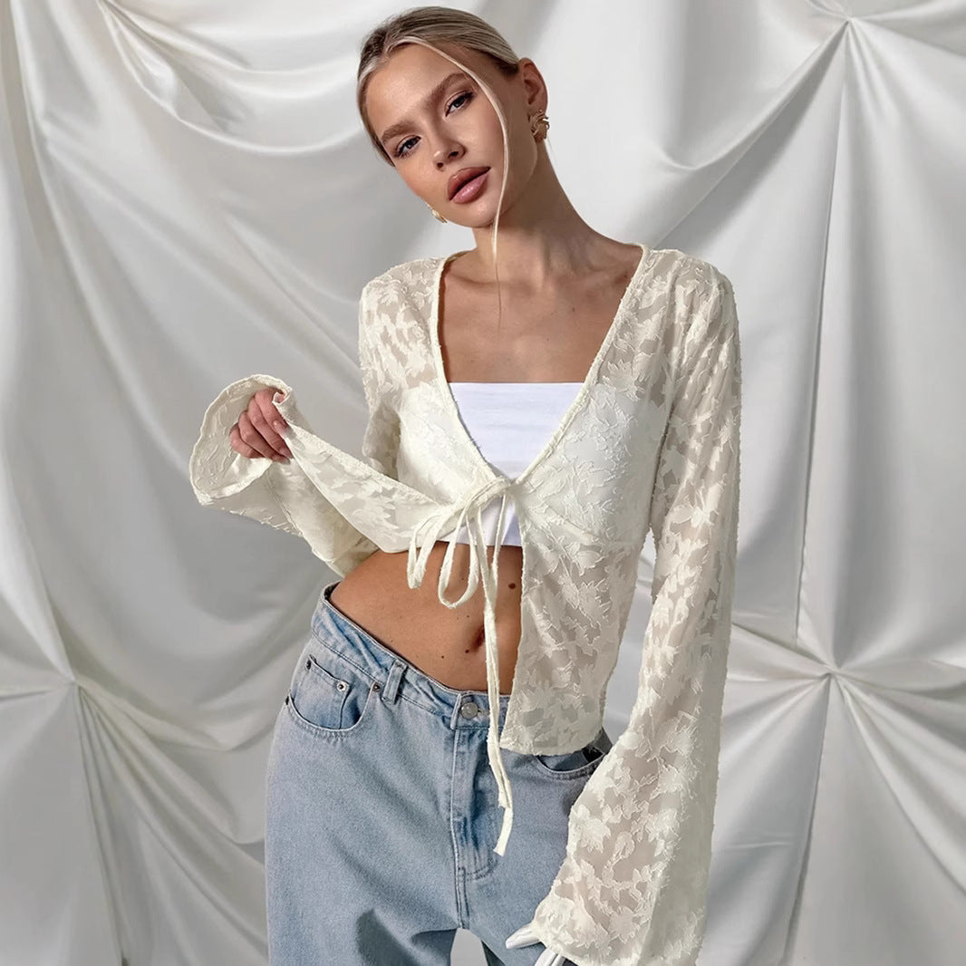Dame gennemsigtig bluse med blomsterdesign og flæsedetaljer Stilla