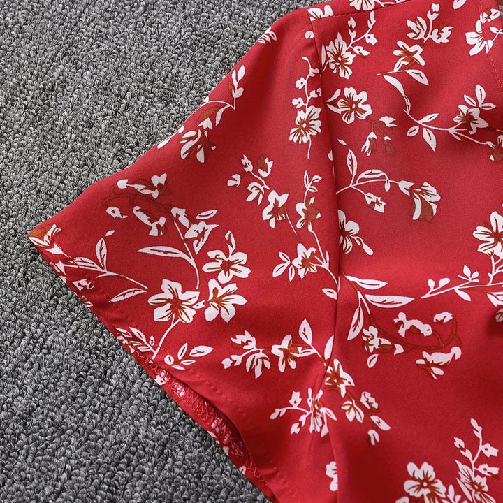 Dame knapkjole med blomsterdesign og svajende kant Stilla