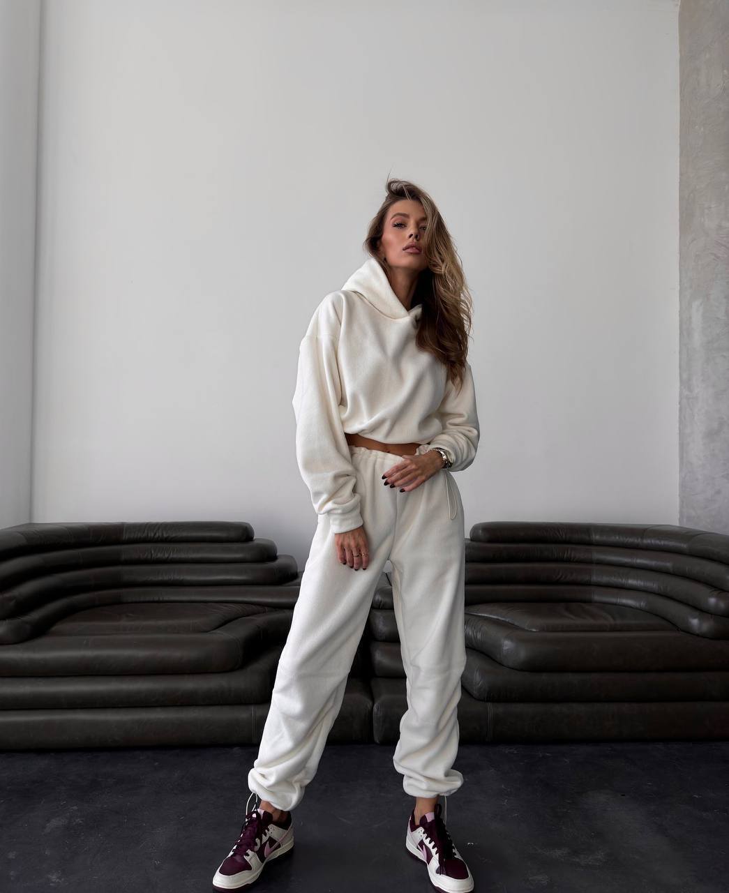 Kvindernes komfortable fleece jumpsuit med hætte og elastisk talje