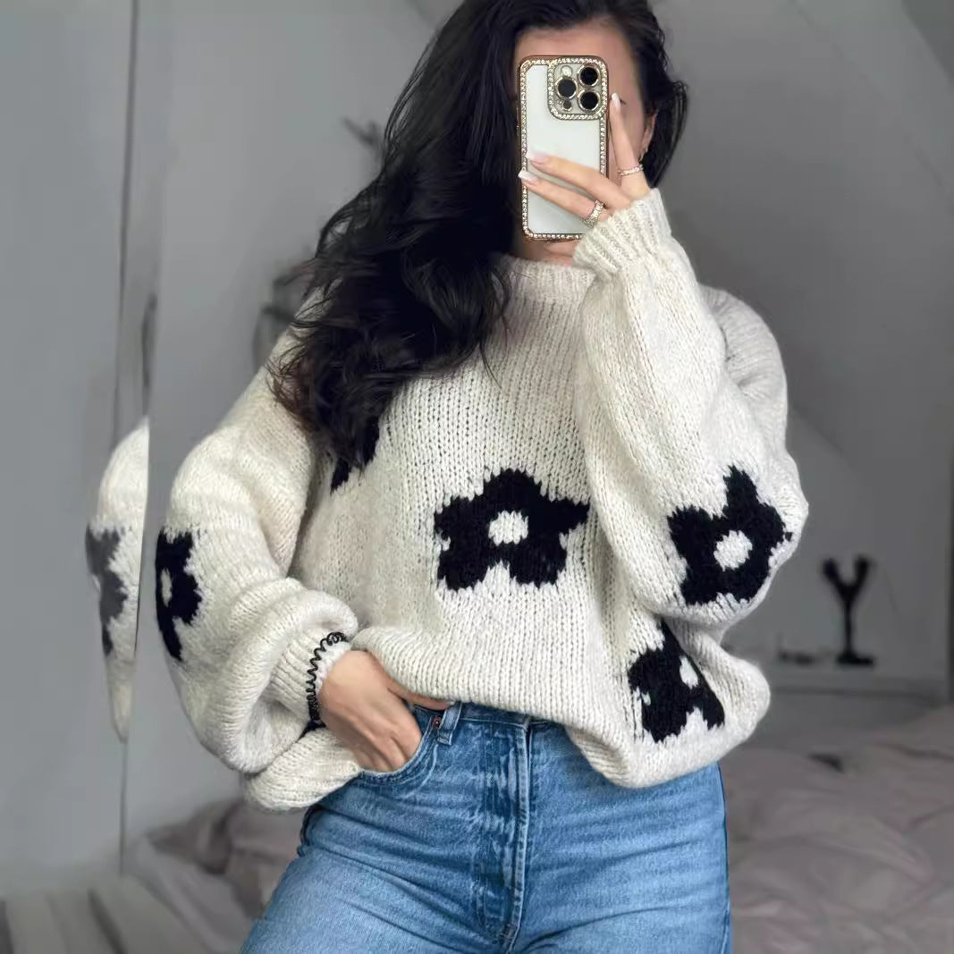 Dame hyggelig strikket sweater med unikt blomsterdesign Stilla