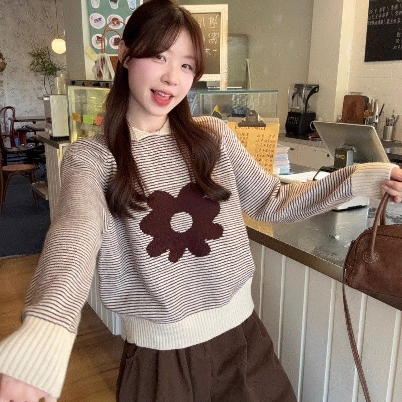 Kvinders stribede sweater med blomstertilbehør og afslappet snit
