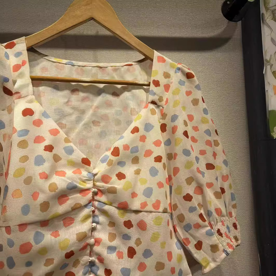 Damebluse med romantisk pufærme og legende prikkemønster Stilla