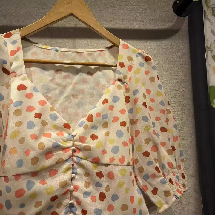 Damebluse med romantisk pufærme og legende prikkemønster Stilla