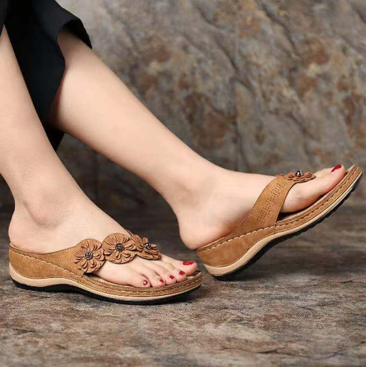 Dame slip-in sandaler med elegante blomsterapplikationer og ergonomisk sål Stilla