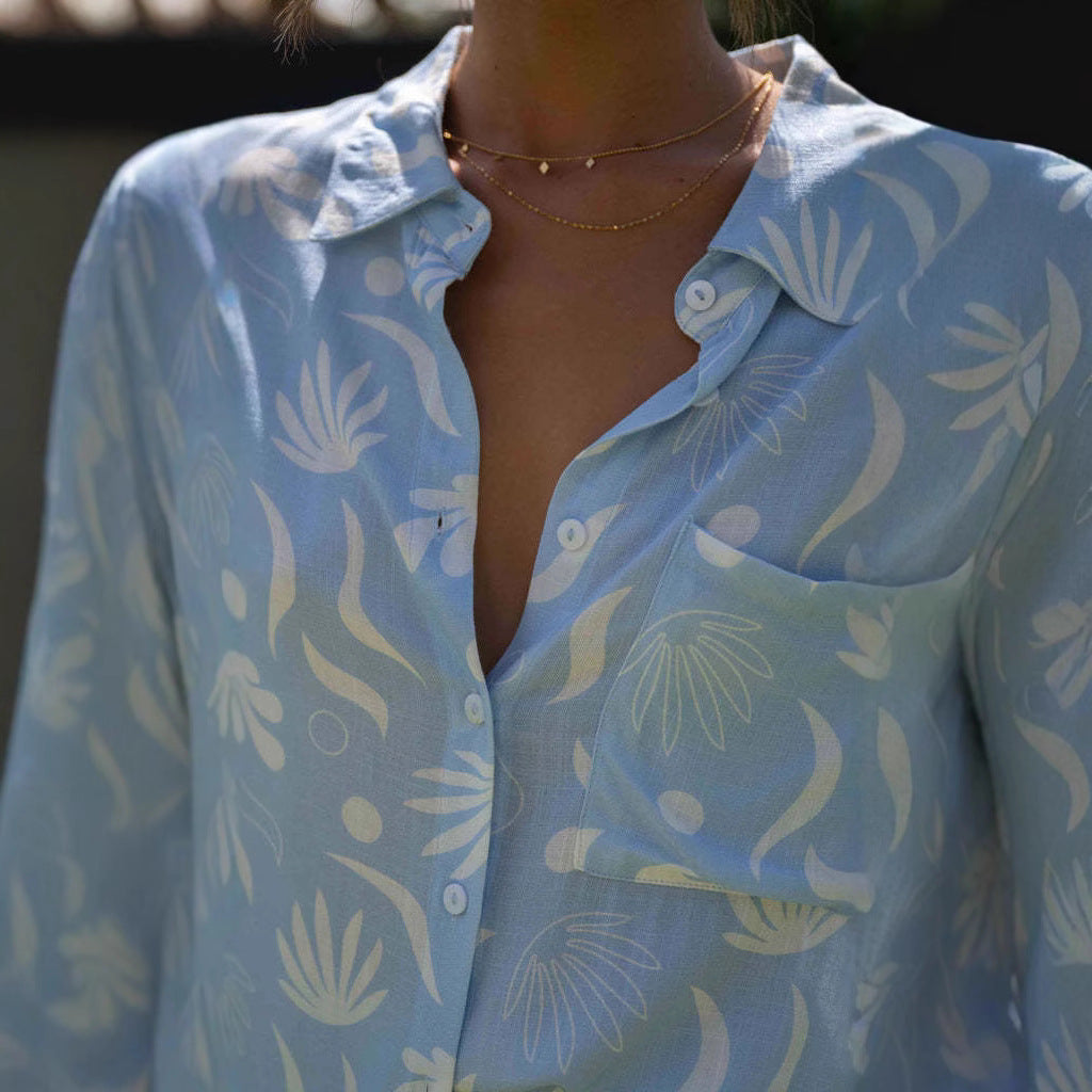 Dame fritids-sæt bestående af let kortærmet skjorte og behagelige shorts med blomstret print Stilla