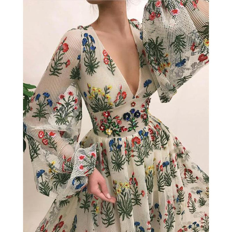 Dame Maxi-kjole med floral broderi og svajende kant Stilla