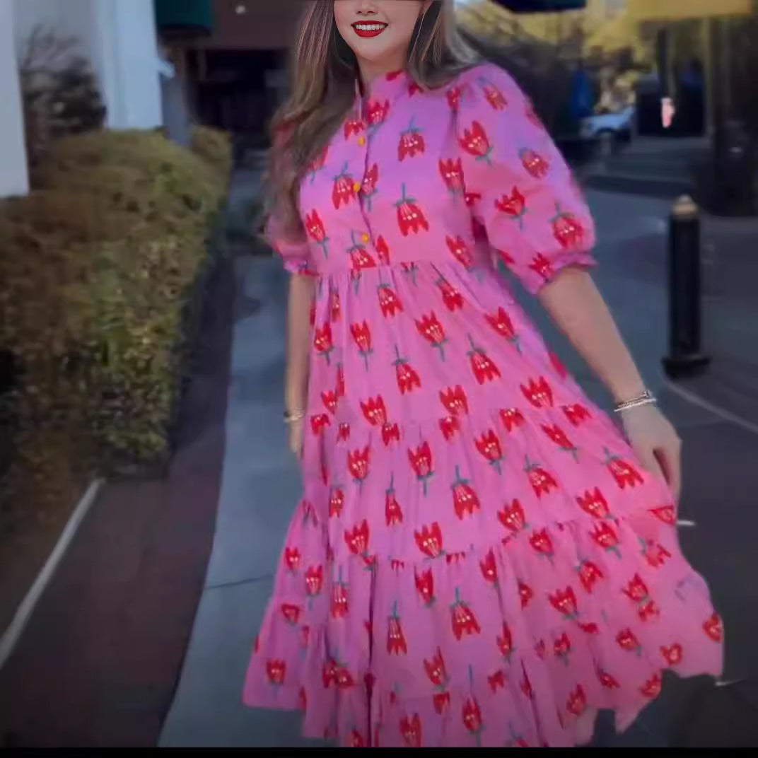 Dame Maxikjole med farverigt blomsterdesign og feminin silhuet Stilla