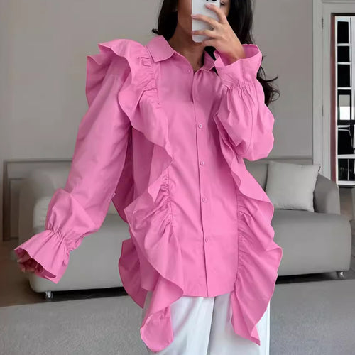 Damebluse med flæsedetaljer og asymmetrisk snit Stilla