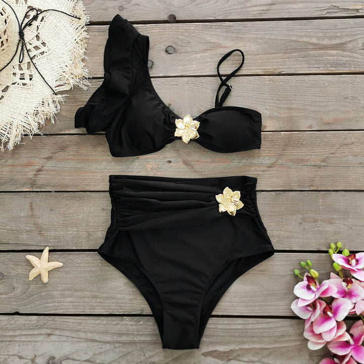 Dame bikini-sæt med legende flæse-design og dekorative blomsterapplikationer Stilla