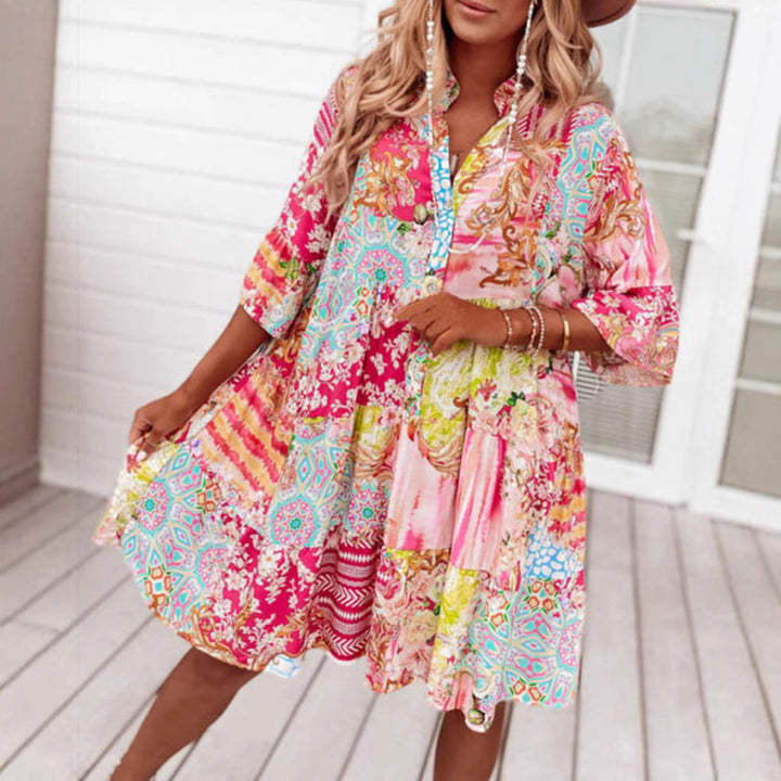 Dame i luftig stykke kjole i patchwork-boho-stil med stående krave, rynket talje-seam og trekvartærmer Skovae