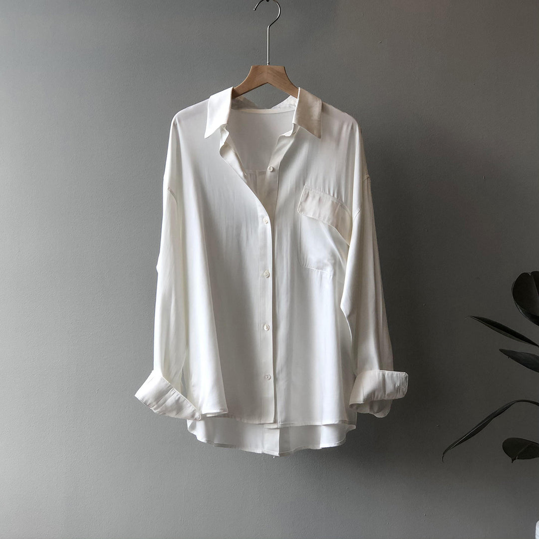 Dame satin bluse med minimalistiske detaljer og praktisk brystlomme Stilla