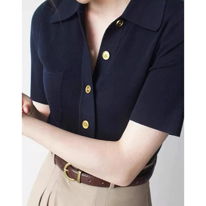 Dame kortærmet bluse med elegante knapper og klassisk krave Stilla