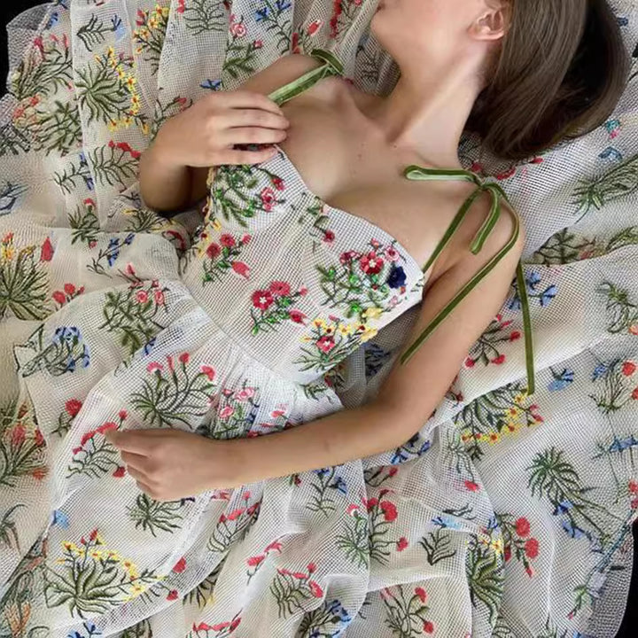 Dame sommermaxikjole med blomsterbroderier og praktiske lommer Stilla