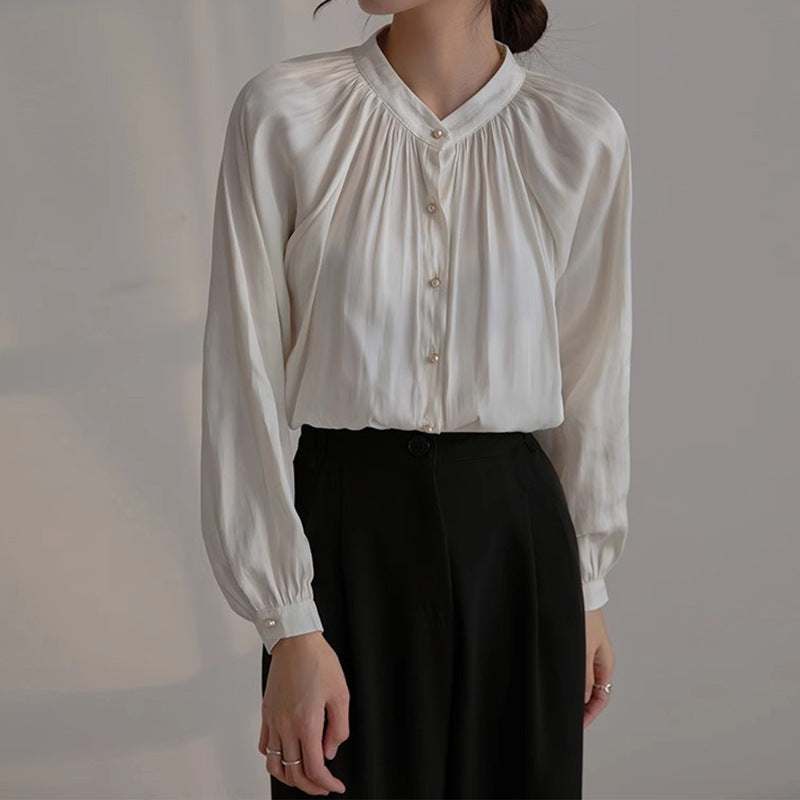 Damebluse med elegant perleknapdesign og flatterende pasform Stilla
