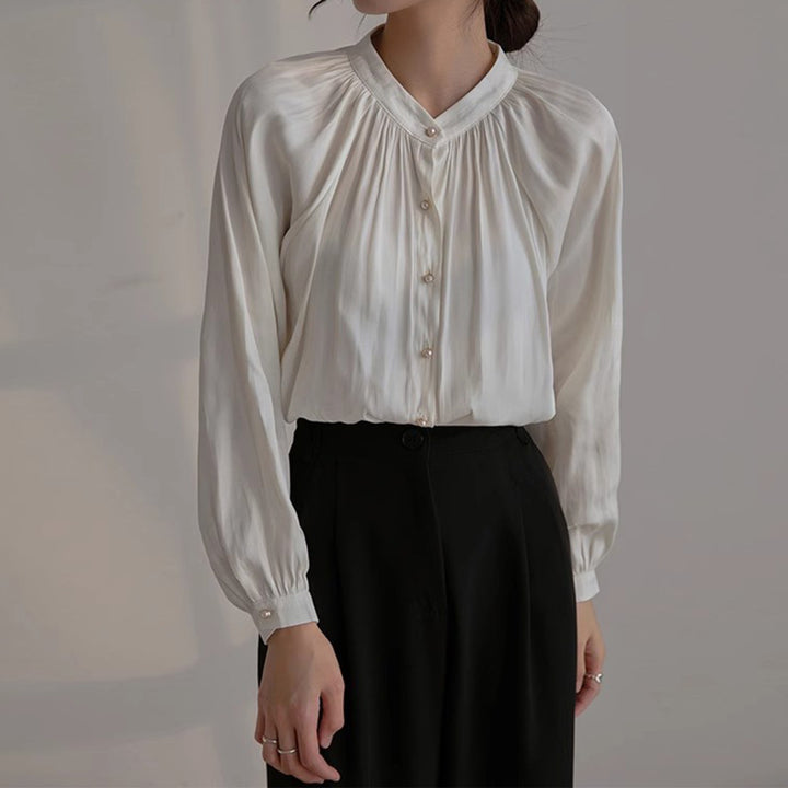 Damebluse med elegant perleknapdesign og flatterende pasform Stilla