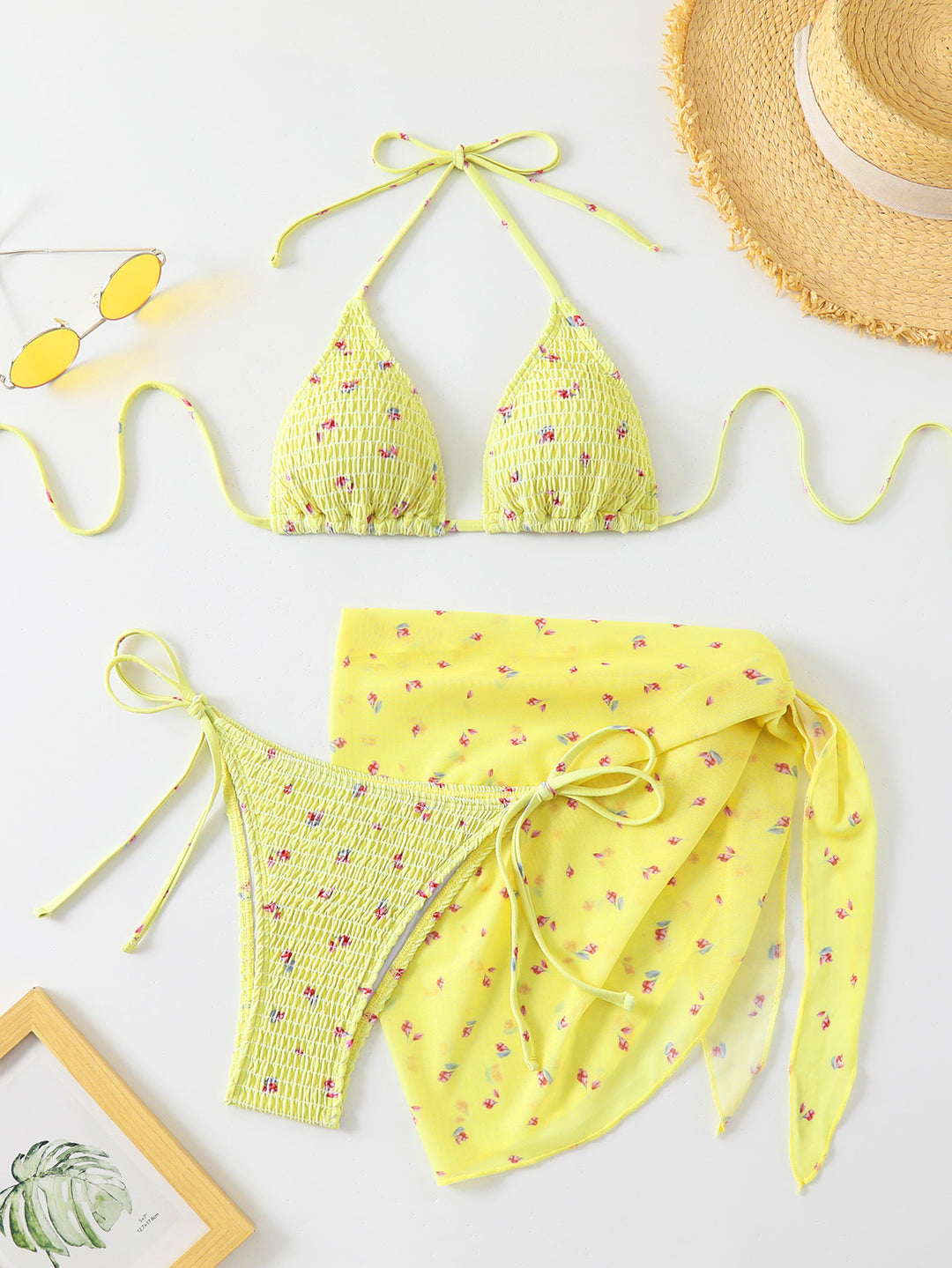 Damernes triangle bikini sæt med blomsterdetalje og legende indpakningsskørt Skovae