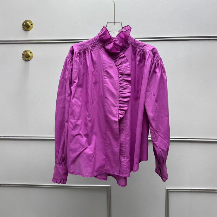 Damebluse med elegante flæsedetaljer og højhalset krave Stilla