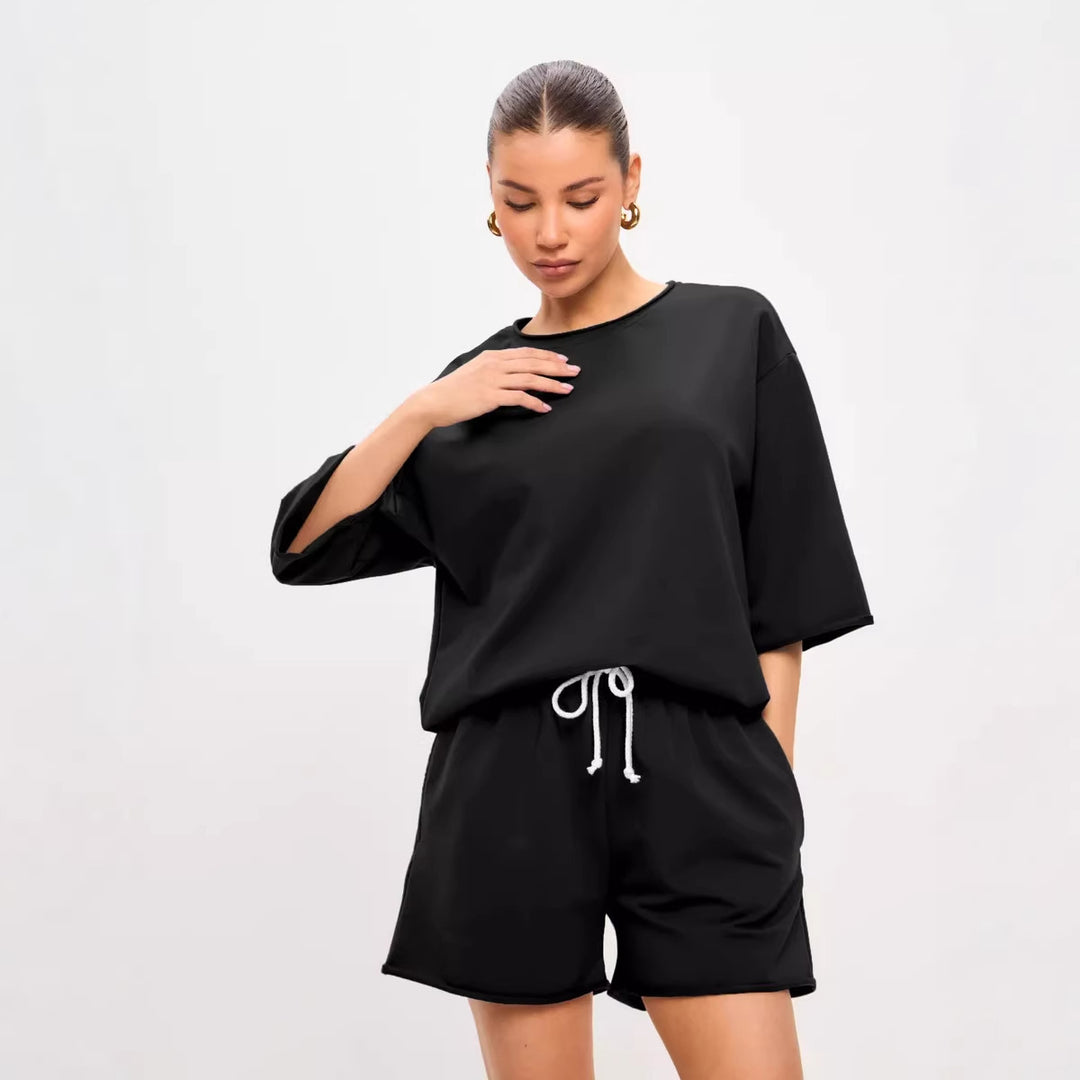 Kvinders afslappede fritidsdragt sæt lavet af blød bomuldsblanding med oversized T-shirt og shorts