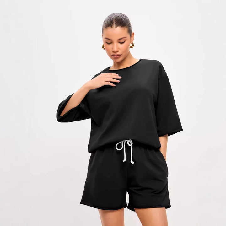 Kvinders afslappede fritidsdragt sæt lavet af blød bomuldsblanding med oversized T-shirt og shorts