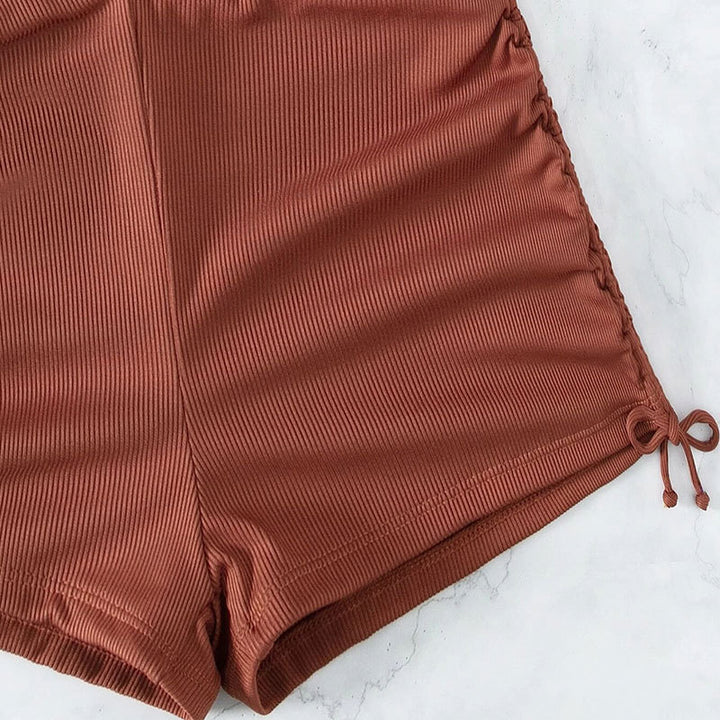 Dame sporty bikini-set med asymmetrisk top og legende bindedesign Skovae