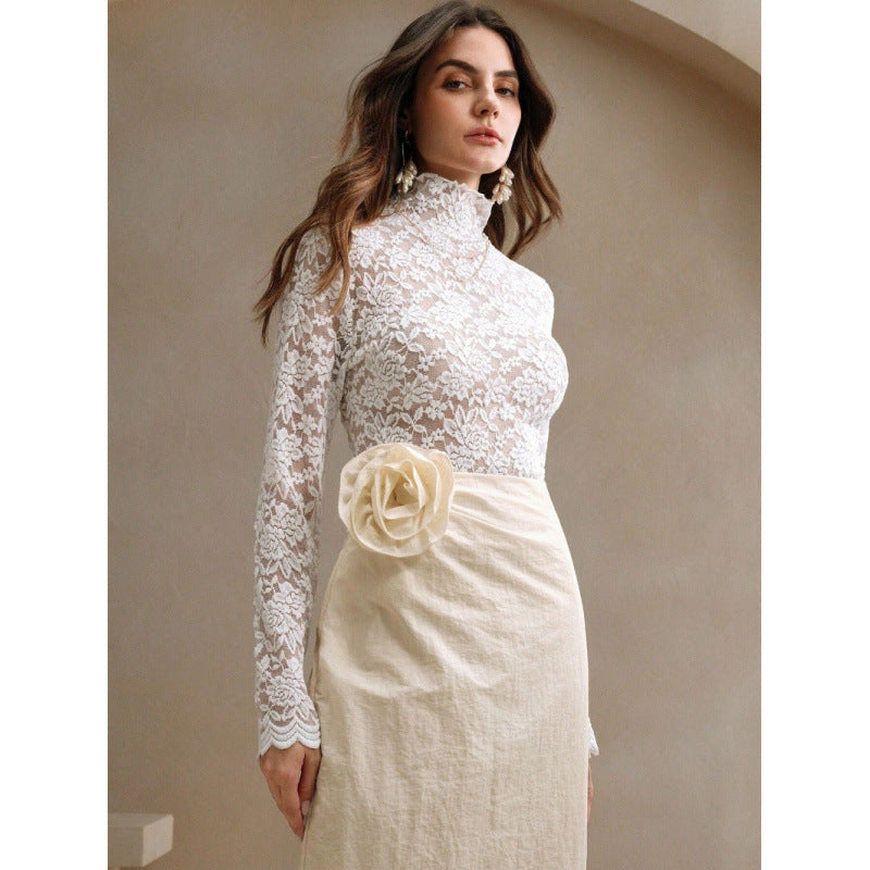 Dame blonde top med høj krave og filigran blomsterdesign Skovae