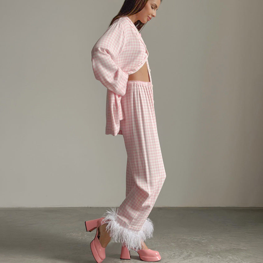 Dame pyjamasæt med ternet design og luksuriøs fjerudsmykning Stilla