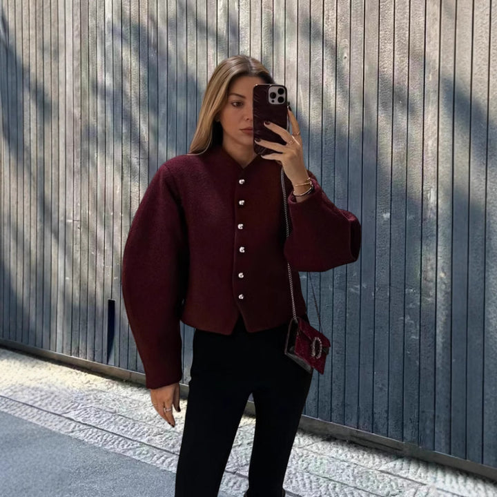 Damer elegant kort jakke med stilfulde knapper og voluminøse ærmer Skovae