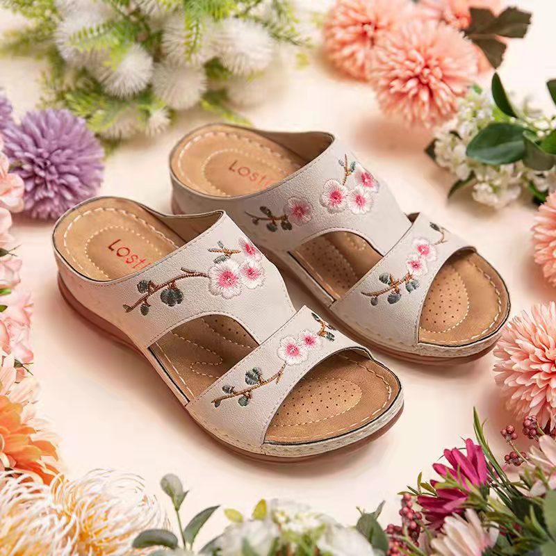 Dame clogs med blomsterbroderi og anatomisk fodseng Stilla