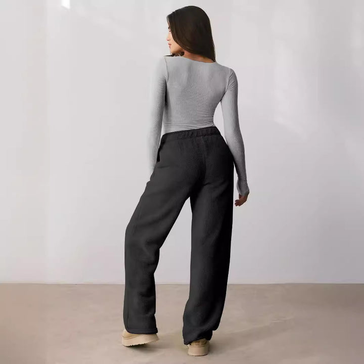 Dame langærmet overdel med smal rund halsudskæring og moderne ribdesign Stilla