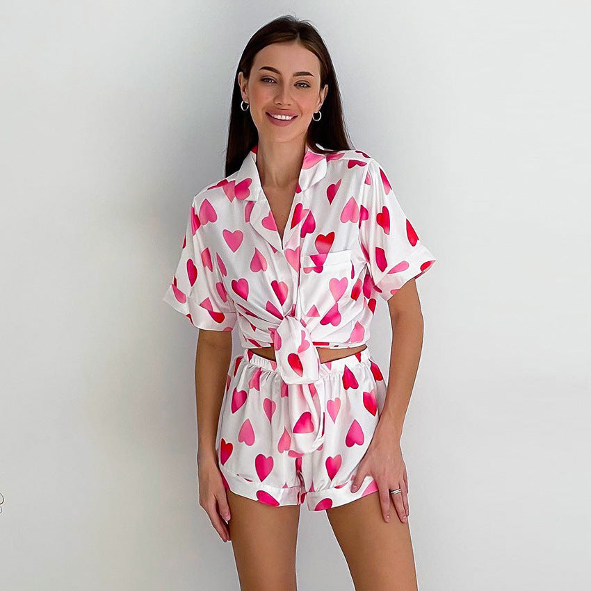 Dame pyjamasæt med hjerteformet motiv og elegant satinfølelse Stilla