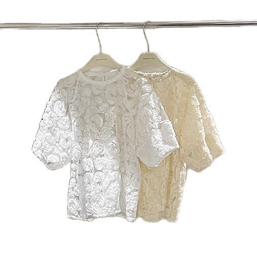 Damebluse med detaljerede 3D-blomsterapplikationer Stilla
