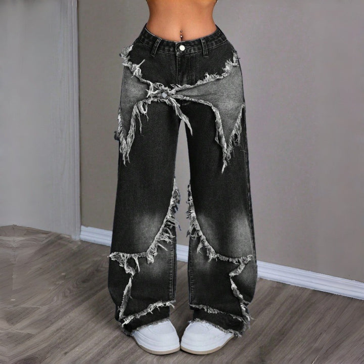 Damebredde jeans i moderne destroyed-look med frynset detaljer Skovae