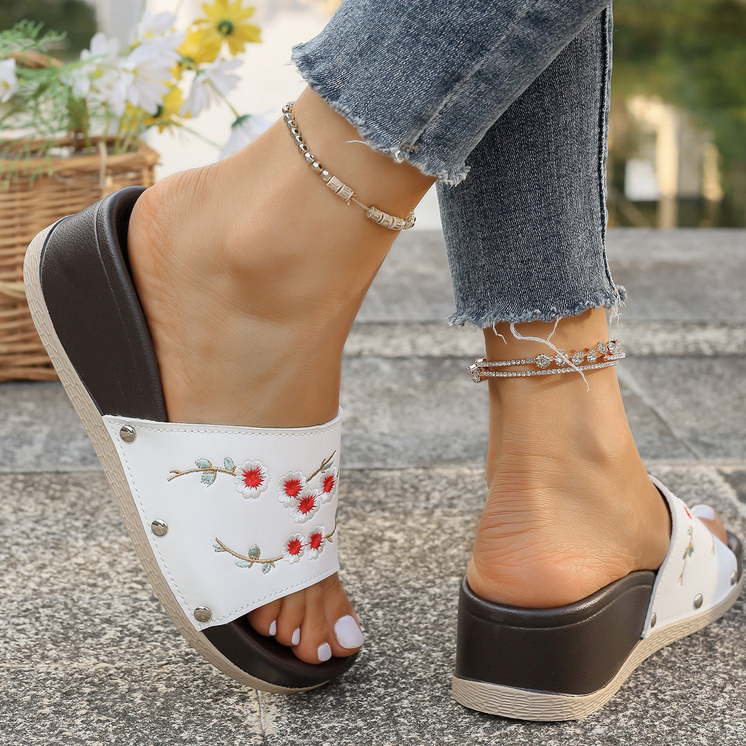 Dame modische Wedge-slippers med blomsterbroderi og elegante accenter Stilla