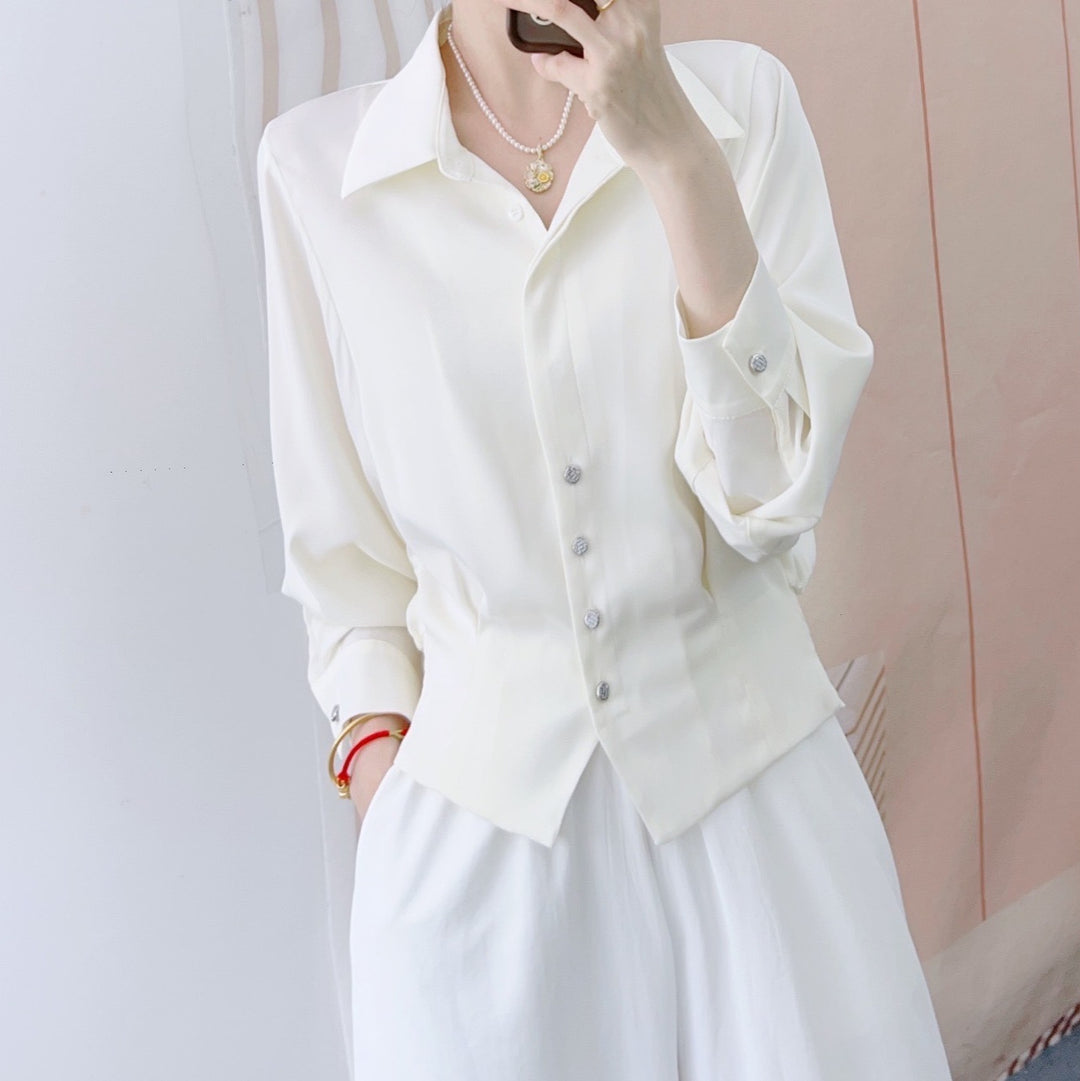 Dame Mode Bluse med figursyet snit og elegante knapdetaljer Stilla