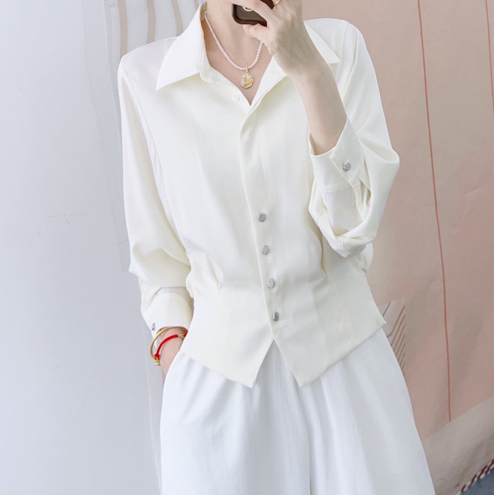 Dame Mode Bluse med figursyet snit og elegante knapdetaljer Stilla