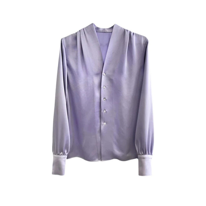Dame elegant silke bluse med V-hals og fine knapdetaljer Stilla