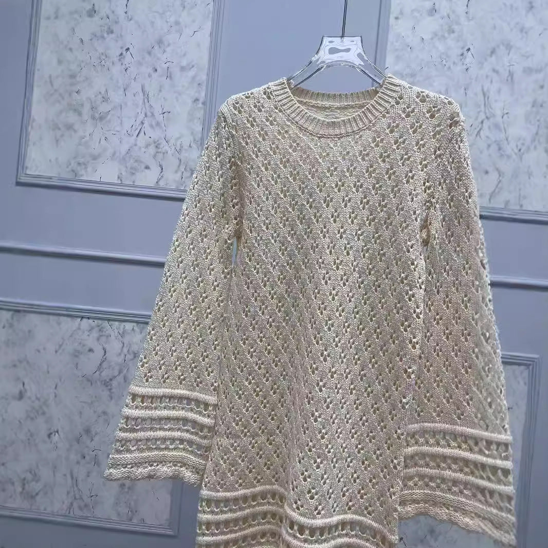 Dame strikkjole med raffinerede hulmønstre og elegante volangdetaljer Stilla