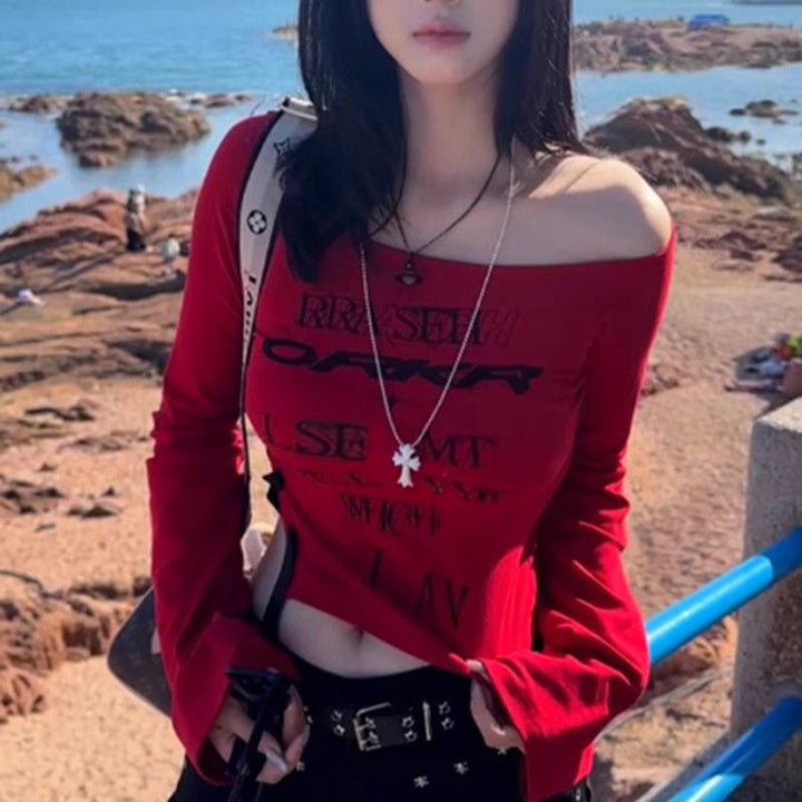Kvinders tætsiddende off-shoulder top med lange ærmer og trendy bogstaver Skovae