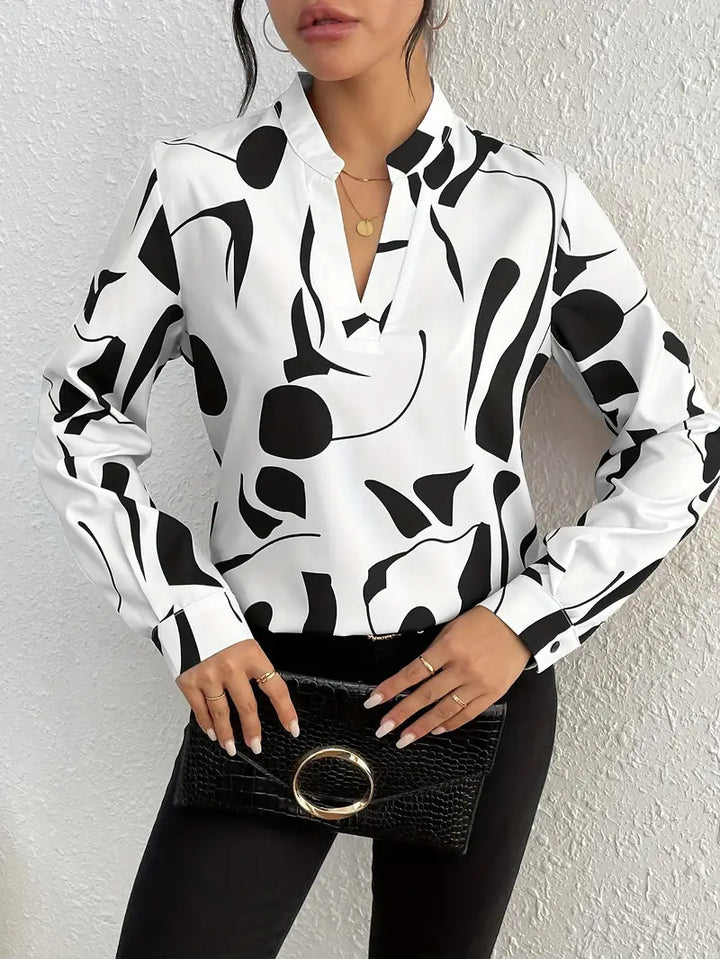 Damebluse med moderne grafisk design og afslappet pasform Stilla