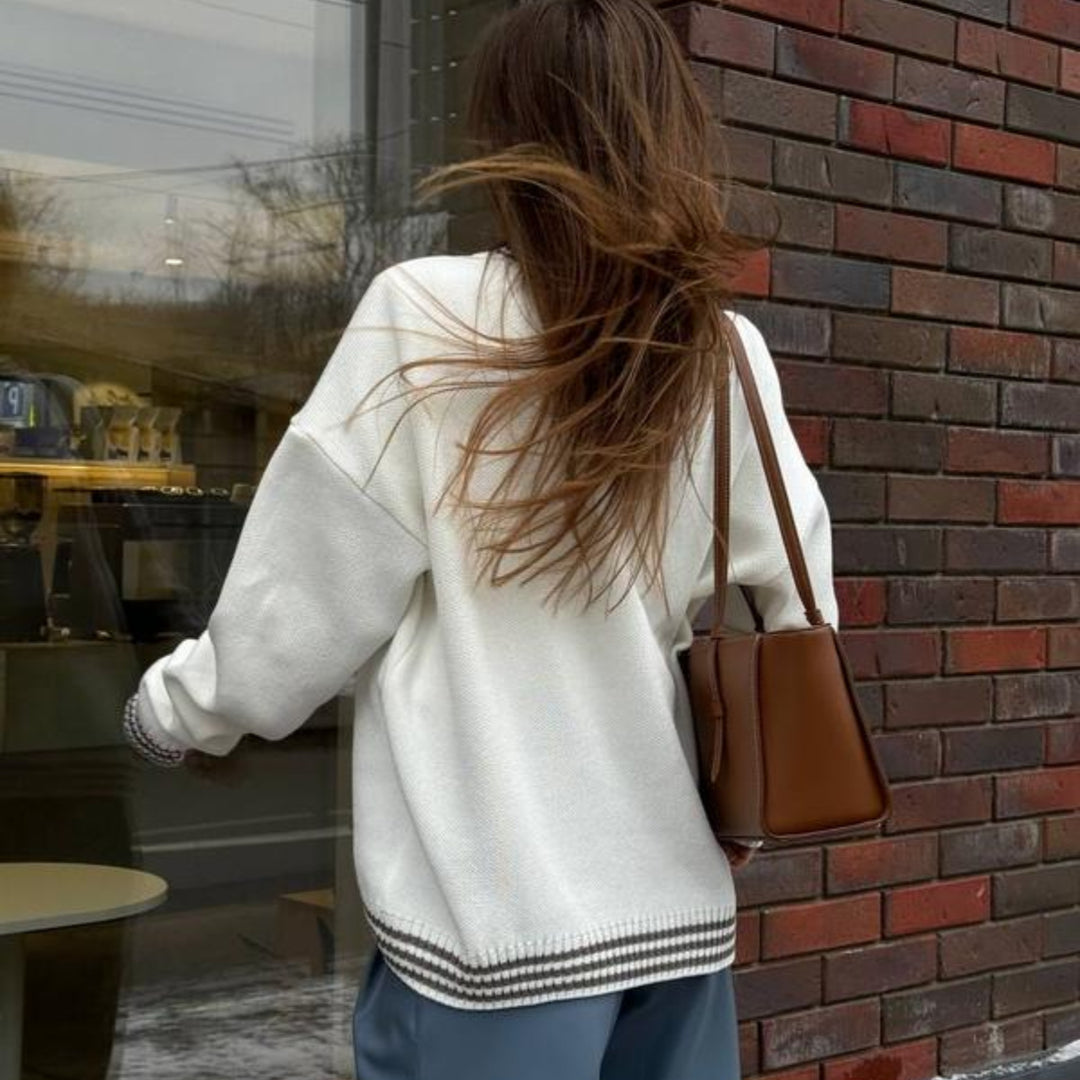Kvinders afslappede sweatshirt med stilfuld lettering og stribede manchetter