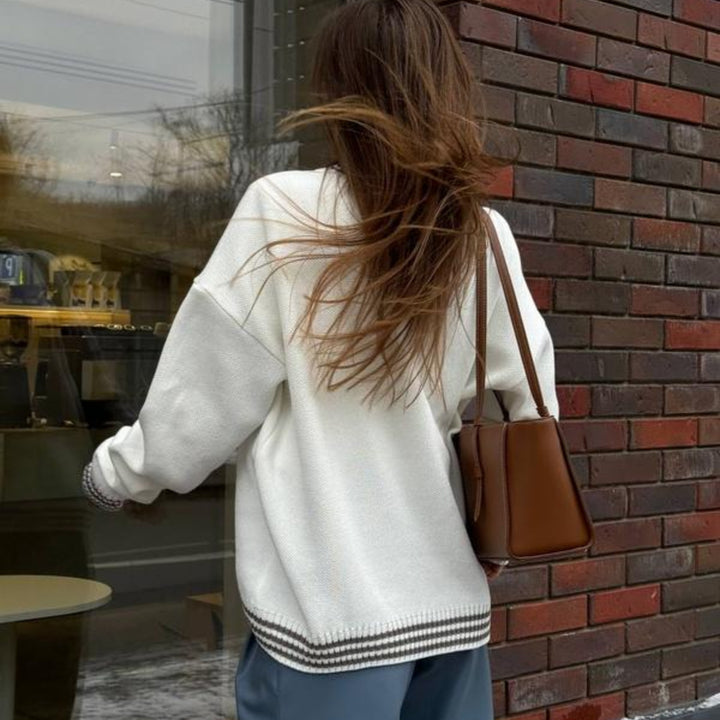 Kvinders afslappede sweatshirt med stilfuld lettering og stribede manchetter