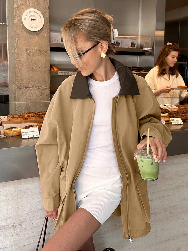 Dame moderigtig overgangsjakke med afslappet snit og kontrasterende krave Stilla