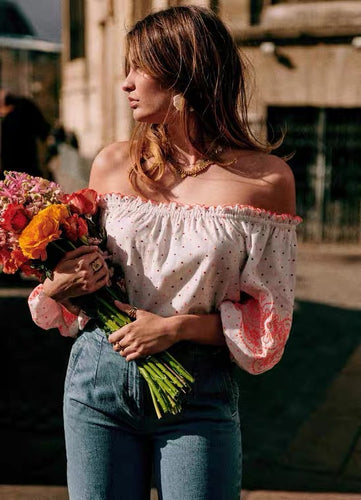Dame Off-Shoulder Bluse med dekorative flæser og blomsteraccenter Stilla