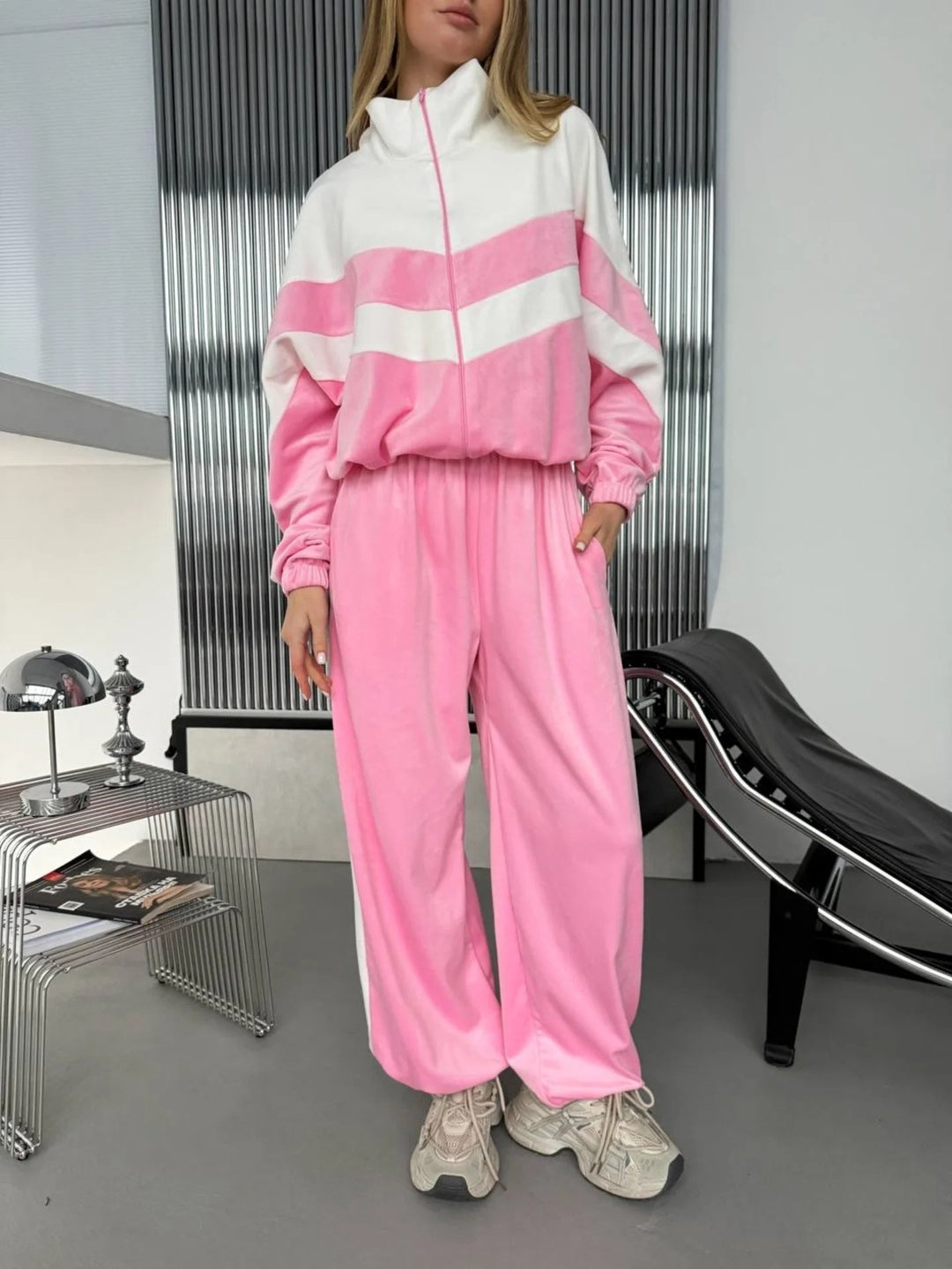 Kvinders sporty fløjls tracksuit med elegant lynlås og moderne striber Skovae