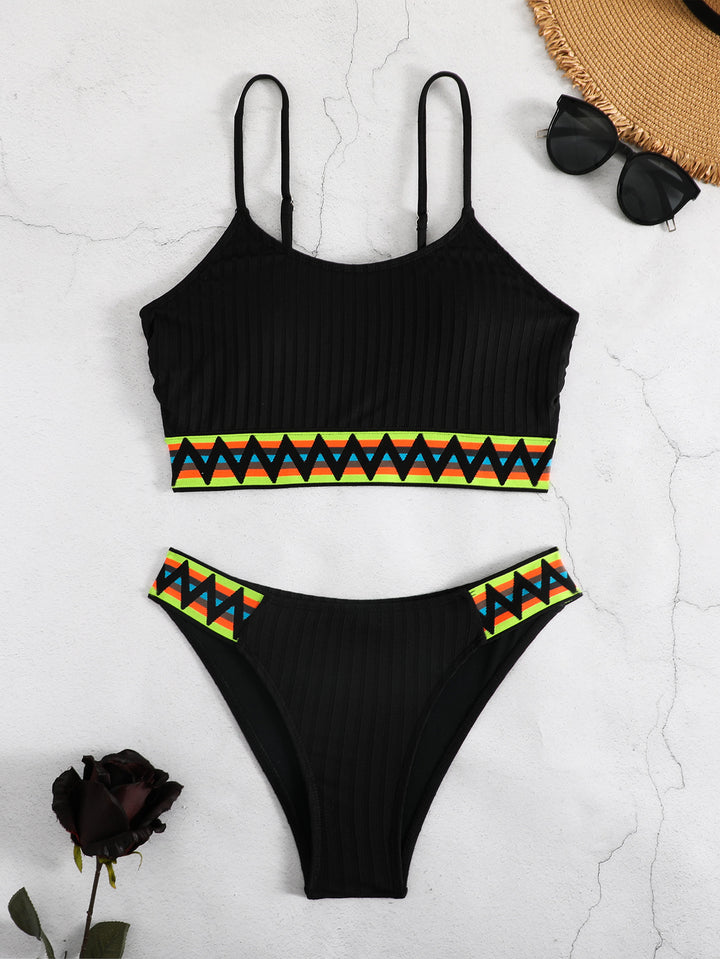 Dame Bikinisæt med trendy ribdesign og farverige accenter Stilla