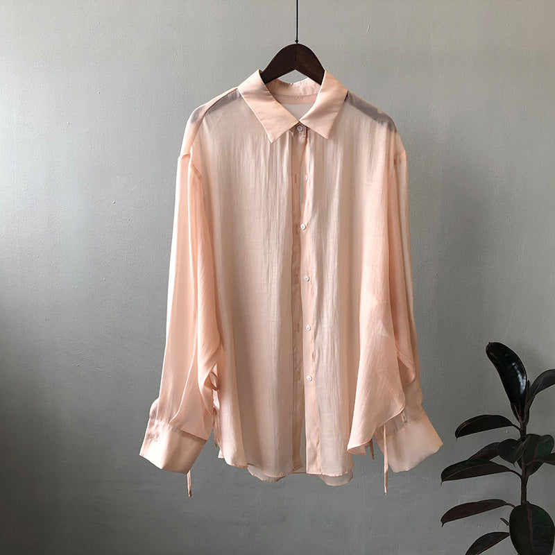 Dame løs bluse lavet af silkeblød materiale med elegante knapdetaljer og justerbare ærmer Stilla