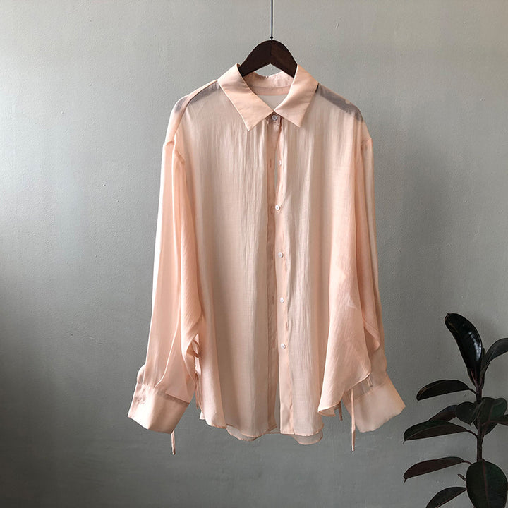 Dame løs bluse lavet af silkeblød materiale med elegante knapdetaljer og justerbare ærmer Stilla